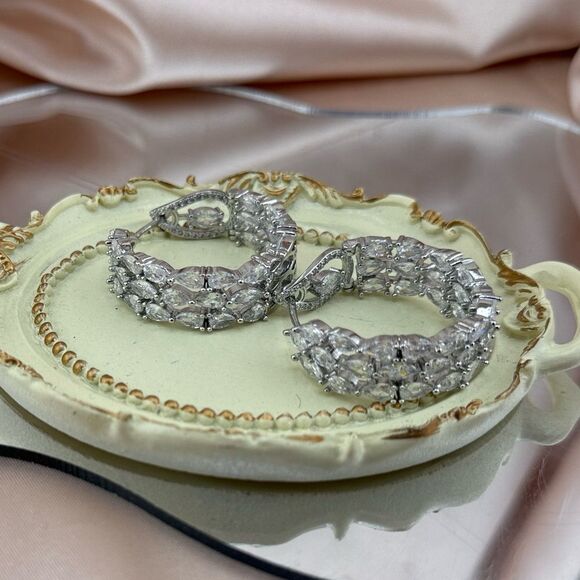 Elegant AAA Cubic Zirconia Hoop Earrings
Perfect Cut Like a Dimond - Picture 8 of 9